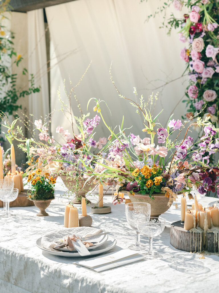 dainty-wild-floral-table-wedding.jpg